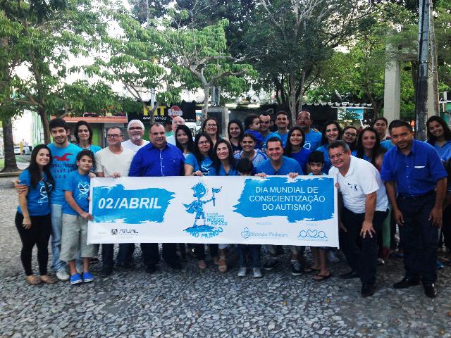 Autoridades, pais, familiares a simpatizantes participaram do Abrao Autista, na Praa da Bandeira, no centro de Campina Grnade, promovido pela AMA