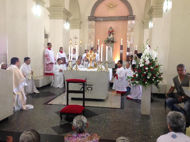 Aps a celebrao de Corpus Christi, houve adorao ao Santssimo Sacramento na Catedral de Campina Grande