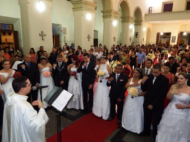 Nove casais receberam o Sacramento do Matrimnio, em mais um Casamento Coeltivo realizado na Catedral Diocesana de Nossa Senhora da cocneio,e m Campina Grande