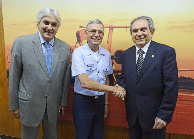 Senadores Delcdio Amaral (PT-MS) e Raimundo Lira (PMDB-PB)  presidente e vice-presidente da CAE, respectivamente, com o Tenente Brigadeiro Nivaldo Rossato, do Comando da Aeronutica