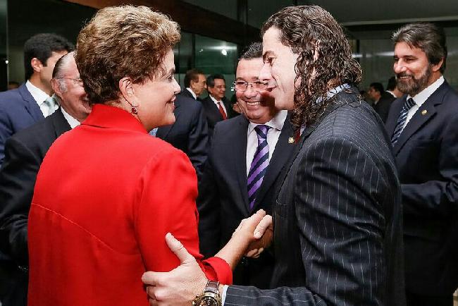 Dilma e Veneziano conversam, sob os olhares de Vital do Rgo e Valdir Raupp