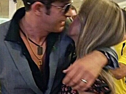 Pessoas disseram que, uma vez no interior do Bar do Cuscuz, em Campina Grande, Dr. Rey teria se excedido com algumas fãs, provocando ciúme nos homens que as acompanhavam