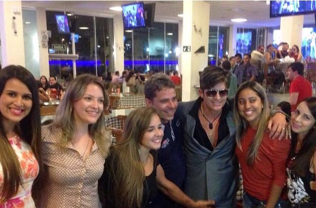 Ao chegar ao Bar do Cuscuz, em Campina Grande, Dr. Rey atendeu a pedidos para posar em fotogrtafias com fãs
