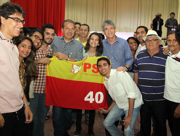 Foto enviada pela assessoria do PSB mostra Eduardo Campos e Ricardo Coutinho ladeados por correligionários do partido