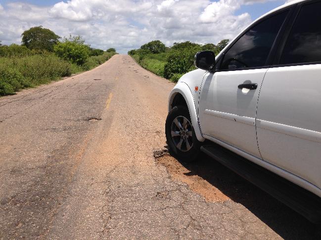 Os buracos so comuns na estrada que d acesso a Catolé do Rocha