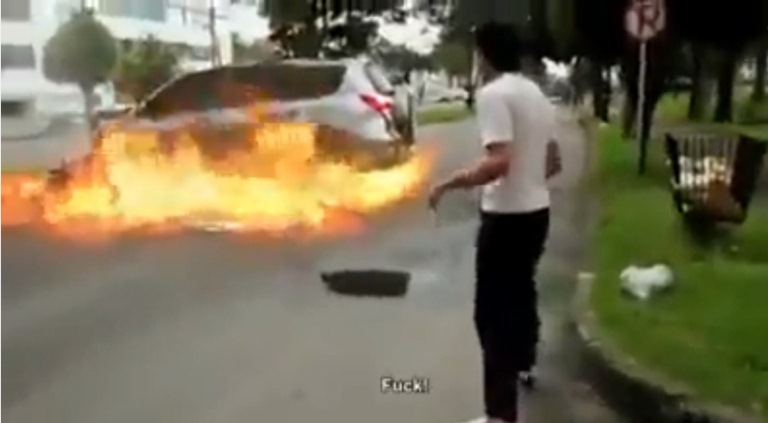 O carro envolvido noa cidente pegou fogo, num flagrante impressionante
