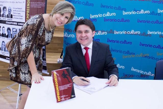 Gilson Lira participou da noite de autgrafos que marcou o lanamento do livro, em So Paulo