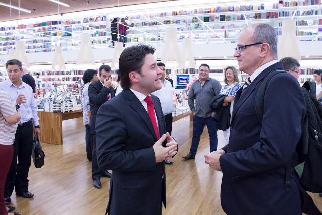 Gilson Lira conversou pessoalmente com as pessoas que foram  Livraria Cultura do Shopping Iguatemi, em So Paulo, prestigiar o lanamento do livro