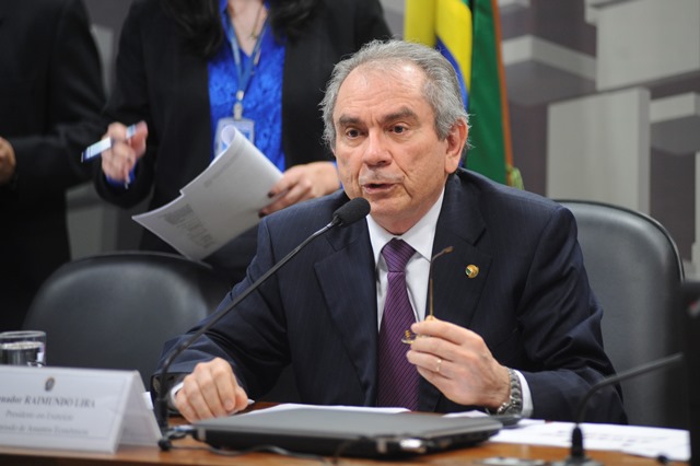 Eleito vice-presidente da Comisso de Assuntos Econmicos - CAE, Senador Raimundo Lira (PMDB-PB),  esquerda, ao lado do presidente da CAE, senador Delcdio Amaral (PT-MS)