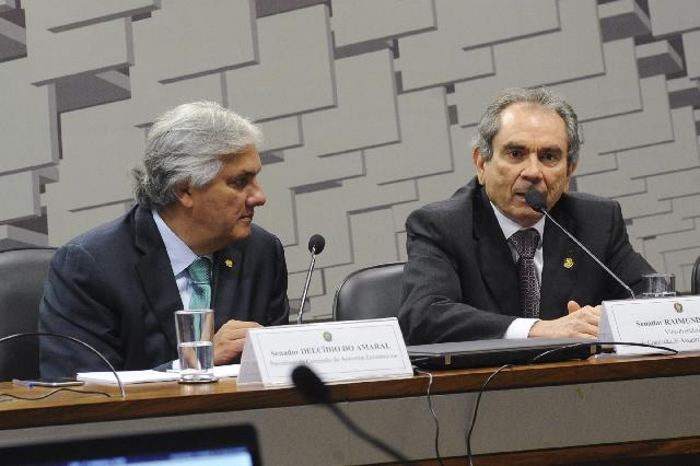 Vice-presidente da Comisso de Assuntos Econmicos do Senado, Senador Raimundo Lira (PMDB-PB),  direita, ao lado do presidente da CAE, Senador Delcdio do amaral (PT-MS)