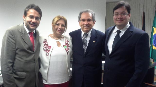 Senador Raimundo Lira (PMDB-PB), ladeado pelo ex-prefeito de Cajazeiras, Carlos Antnio; pela atual prefeita, Denise; e pelo atual vice-prefeito Jnior Arajo