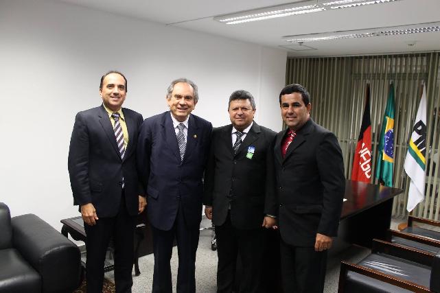 Senador Raimundo Lira (PMDB-PB), ao lado dos prefeitos Tarcsio Paiva, de Gurinhém; Aron de Andrade, de Itatuba; e Hildo Régis, de Alagoa Grande