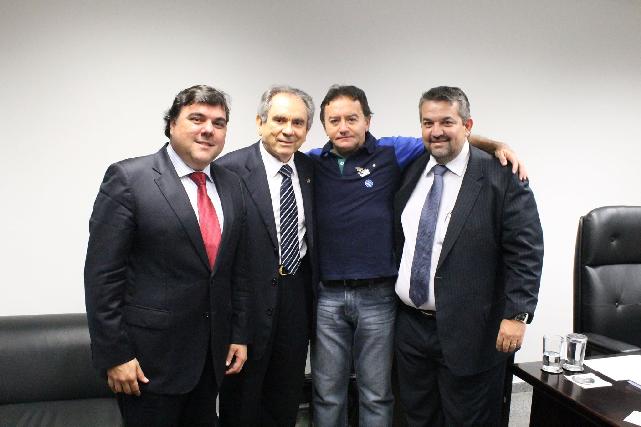 Senador Raimundo Lira (PMDB-PB), acompanhado do prefeito de Itabaiana, Antnio Carlos; do vereador Jnior Pacheco, também de Itabaiana; e do prefeito de Sumé, Dr. Neto