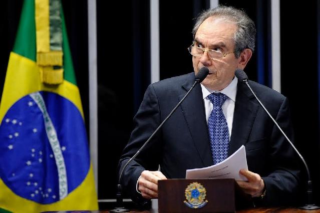 Senador Raimundo Lira (PMDB-PB) lembrou que o Senado Federal decretou luto de trs dias como forma de homenagear o senador Luiz Henrique da Silveira