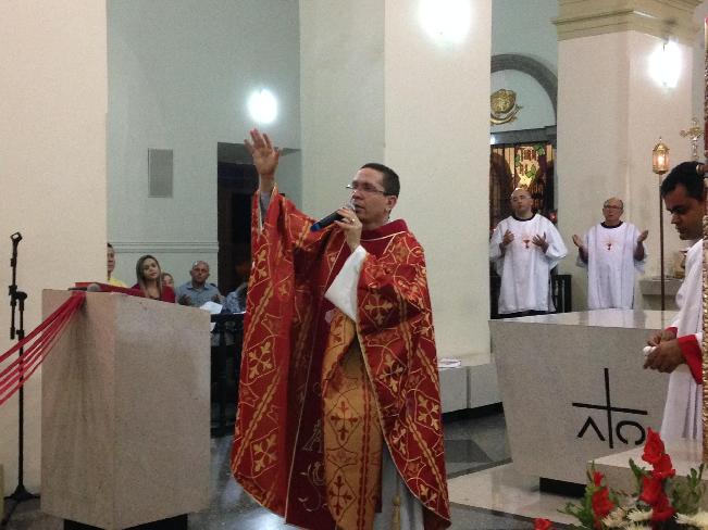 Para o Padre Luciano Guedes da Silva, as pessoas devem viver a Semaan Santa no apenas como uma tradio da igreja, mas em seu real sentido