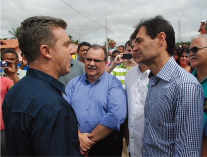 Luciano Huck conversa com o prefeito Romero Rodrigues, sob o olhar do ento aliado Rmulo Gouveia