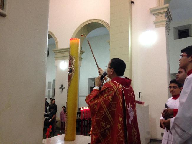 Padre Luciano Guedes apagou o Crio Pascal, durante a celebrao de Pentecostes