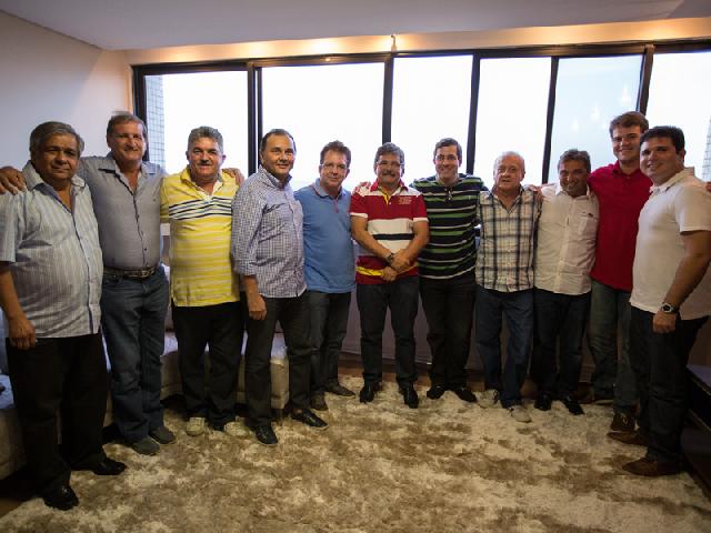 Adriano Galdino (ao centro, de camisa vermelha e branca) recebeu deputados em Pocinhos, sua terra natal