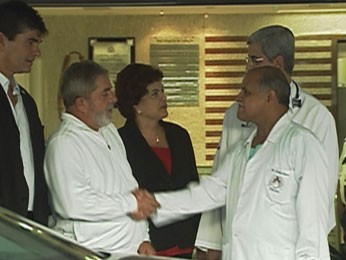 Em 2010, Lula cumprimentou Cludio Amaro Gomes. O médico, preso nesta tera, ficou responsvel pela internao do ex-presidente, que teve mal-estar durante visita ao estado (Foto: Reproduo / TV Globo)