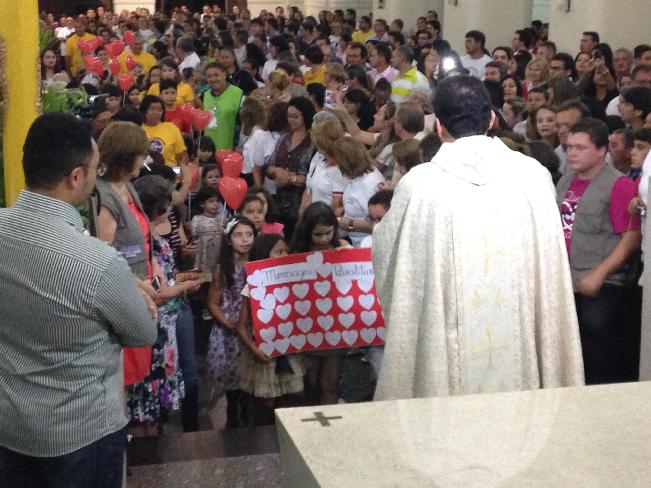 Durante a celebrao da ltima Missa na Catedral, Pe Mrcio recebeu muitas homenagens