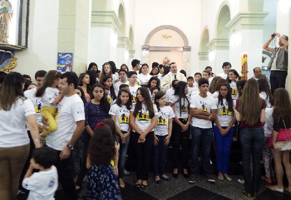 Coordenadores, adolescentes e familaires receberam bno especial no altar da Catedral