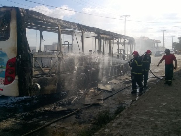 Bandidos incendiaram dois nibus em Campina grande esta semana: um da empresa Cabral e outro da Nacional