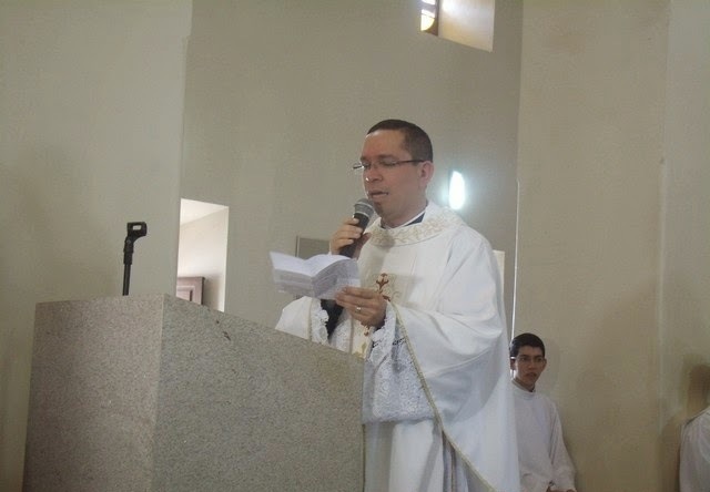 Padre Luciano Gudes, durante homilia na Catedral de Campina Grande