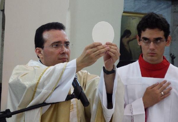 Padre Mrcio Henrique celebrou Missa pelos 5 anos do EAC da Catedral de Campina Grande