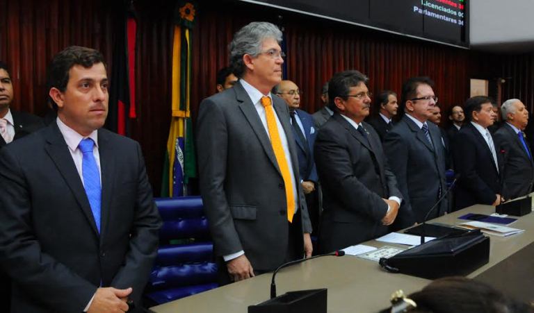 Ricardo Coutinho, ladeado pelo presidente da Assembleia Legislativa da Paraba, Adriano Galdino e pelo futuro presidente, Gervsio Maia