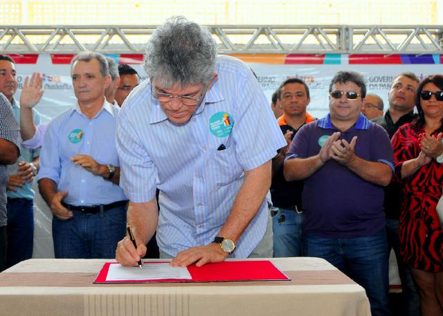 Governador Ricardo Coutinho assinou a ordem de servio para a construo da Adutora de Riacho dos Cavalos, um investimento de R$ 10 milhes