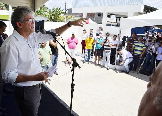 Governador Ricardo Coutinho disse que no pode ser responsabilizado pelos baixos salrios que existam na Paraba