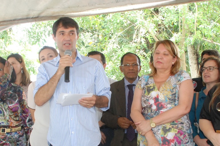 Secretria Lcia Derks, em recente solenidade, ao lado do prefeito Romero Rodrigues