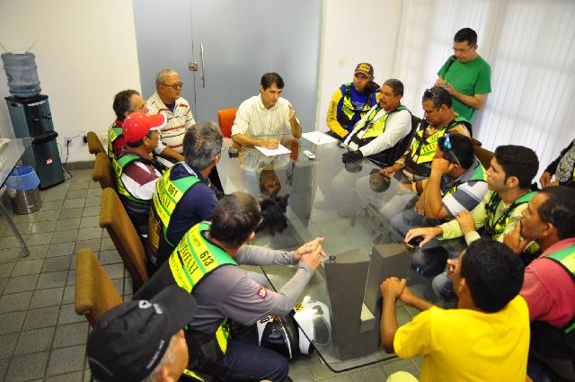 Prefeito de Campina Grande, Romero Rodrigues, em reunio com mototaxistas regulamentados da cidade