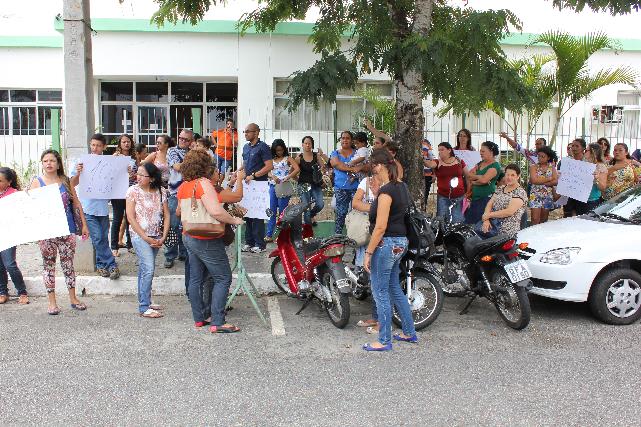 Descontentes com a segunda vez que o prefeito Romero Rodrigues descumpriu a promessa de pagar gratificao, servidores protestaram em frente  Secretaria de Educao