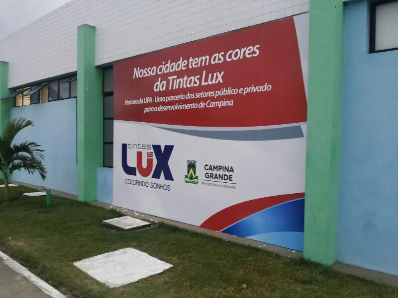 Foto da propaganda das Tintas Lux na UPA de Campina Grande: ilegalidade?