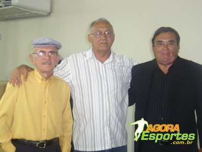 Tobias di Pace (de camisa amarela) ao lado de Geraldo Enéas e Adelino