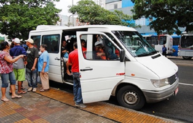 Veculo na Avenida Floriano peixoto, a principal de Campina Grnade, recolhe passageiros do centro da cidade para fazer transporte alternativo - ou clandestino, como queiram