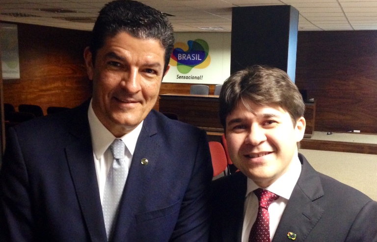 O paraibano Gilson Lira (esquerda) acompanha o Ministro Vinicius Lage na visita à Paraíba