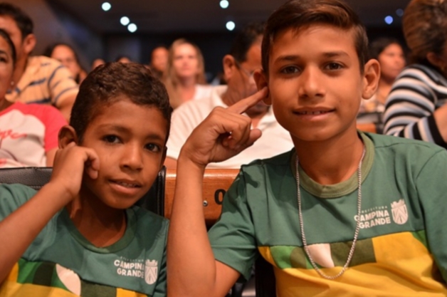 Bruno lança projeto 'Escuta Campina' com entrega de próteses auditivas para estudantes com dificuldades no aprendizado